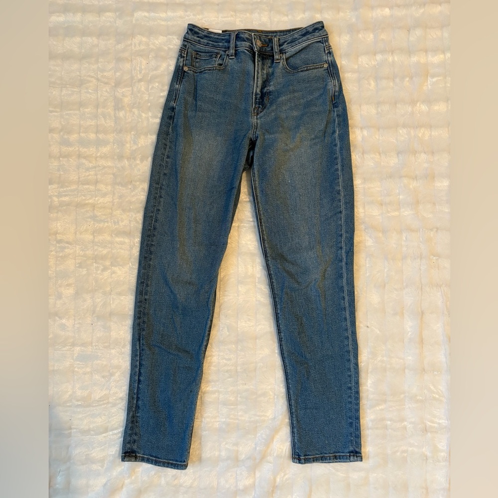 AMERICAN EAGLE medium wash mom jeans